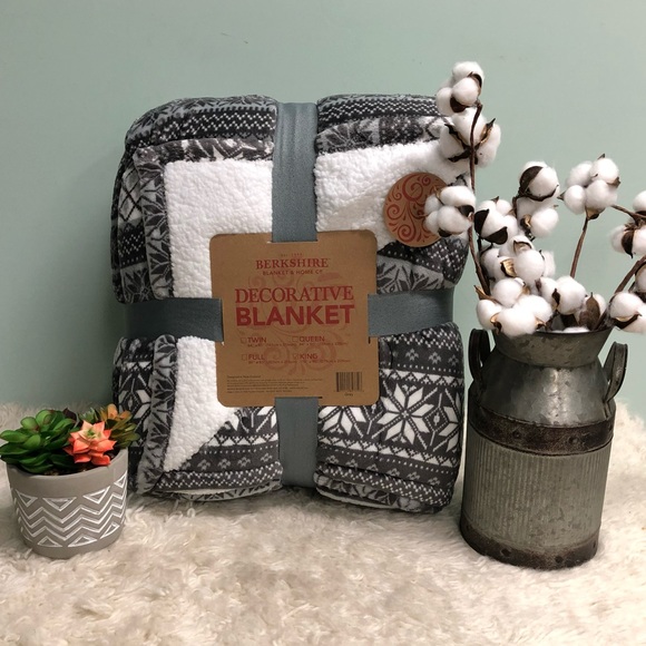 Berkshire Bedding Berkshire Decorative Blanket Pmb73 Poshmark